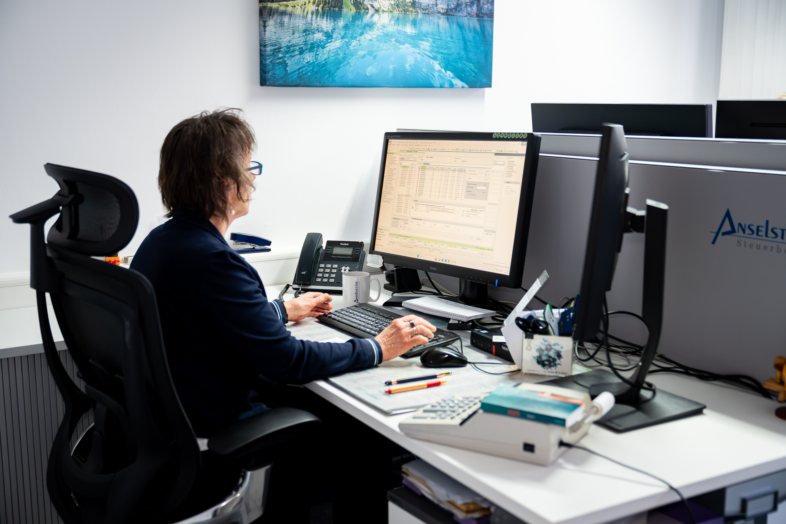 Detailarbeit am Schreibtisch in der Anselstetter Steuerberatung